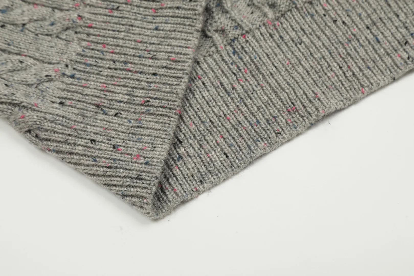 vivienne west wood Vivienne heavy-duty twist multi-color classic cardigan knitted sweater wool 2024 autumn latest style 🧩 15% merino cotton wool 85% wool blend 🧩Correct Italian 🇮🇹100% wool washed wheat logo Size: S -M- L Color: White Dark Gray Blue